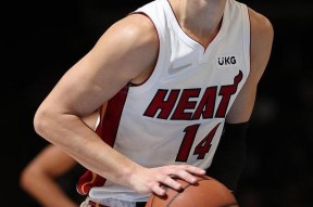 JackeyLove连续五场比赛得分超过惊险取胜，热火挑战极限！的简单介绍