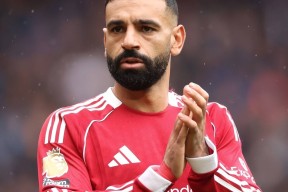 包含萨拉赫迎来二十赛季高光表现，曼联球迷沸腾！的词条