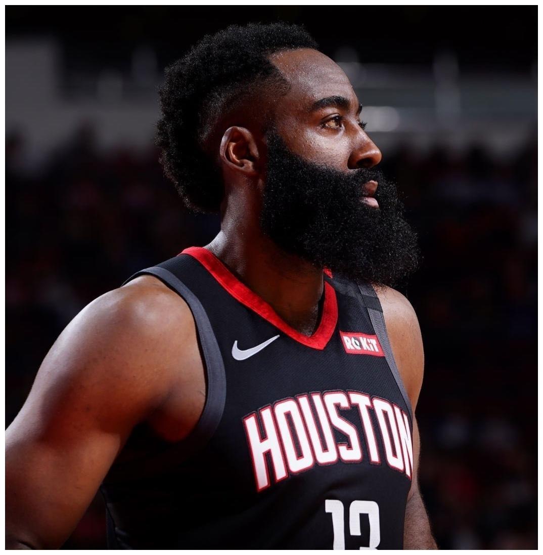  哈登在中国前呼后拥万人追捧 